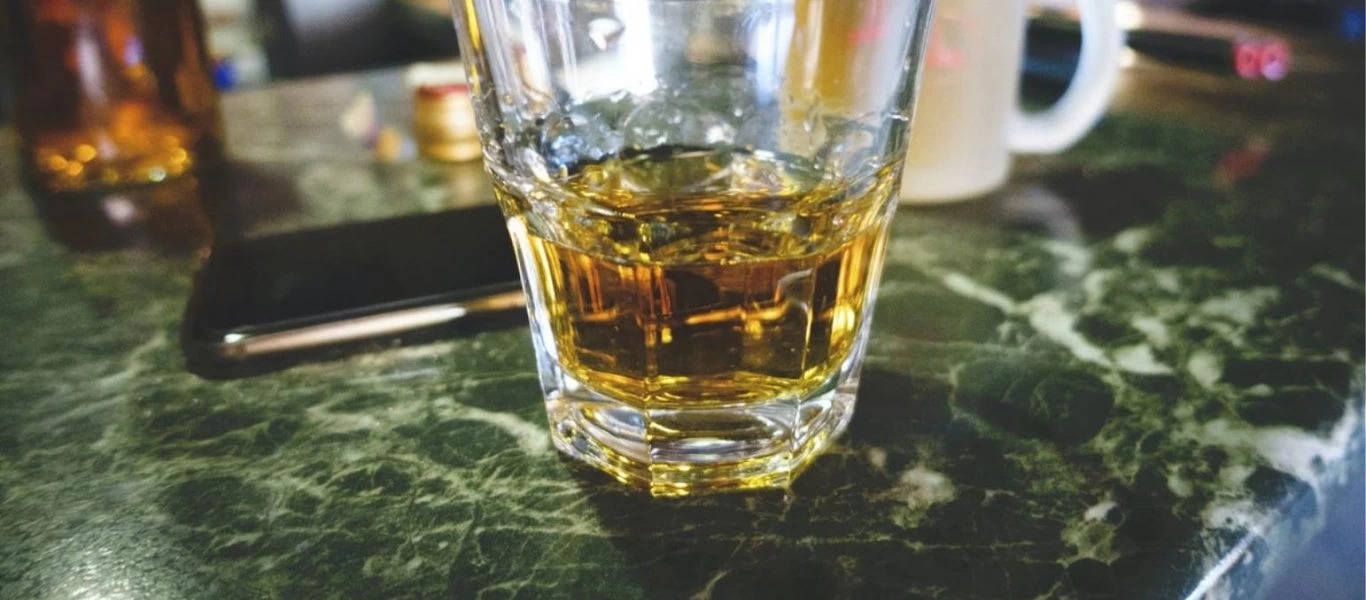 Η κυβέρνηση ετοιμάζει νέα πρόστιμα για τα take away ποτά και τα υπαίθρια πάρτι